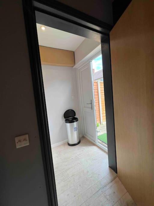 Newly Built Large Garden Ensuite Guest Studio 博勒姆伍德 外观 照片