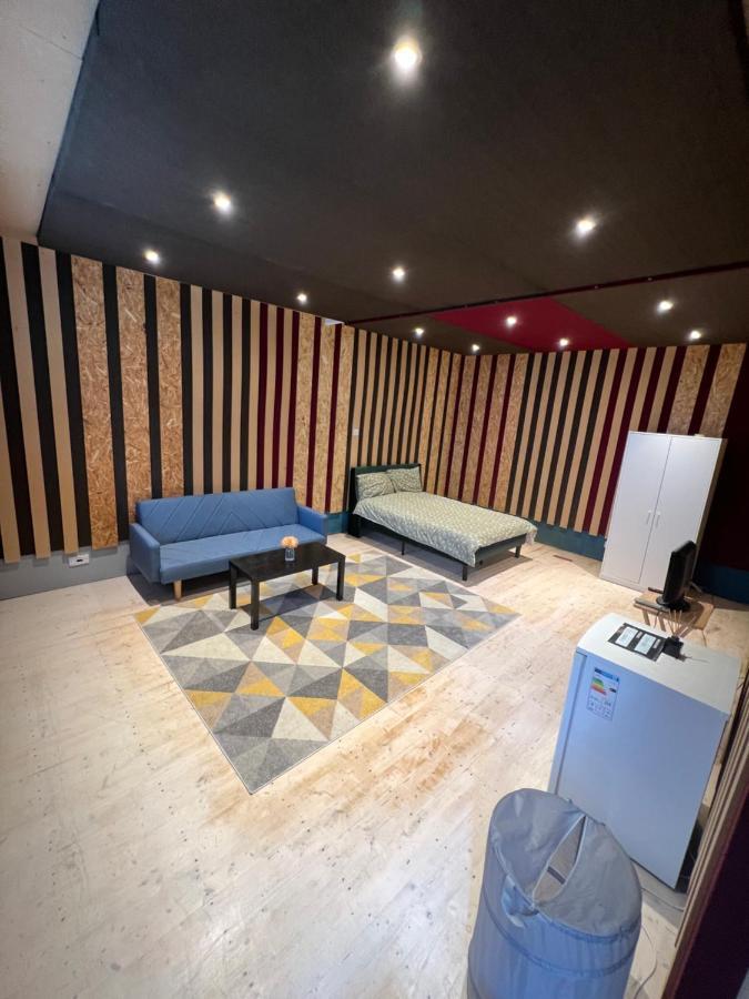 Newly Built Large Garden Ensuite Guest Studio 博勒姆伍德 外观 照片